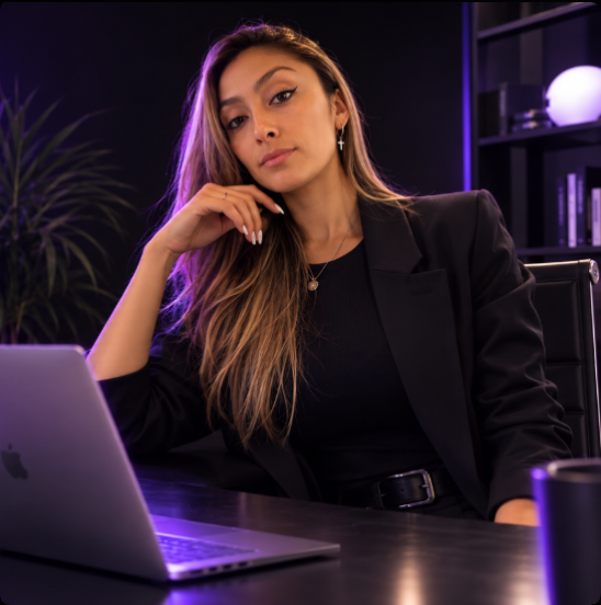 Noelia trabajando en su escritorio, fundadora de NoelIA Studio